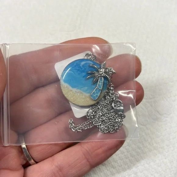 NWT 🏝️ ROUND PALM TREE OCEAN SAND PENDANT ON 20”-22” STAINLESS SILVER CHAIN - Picture 5 of 6